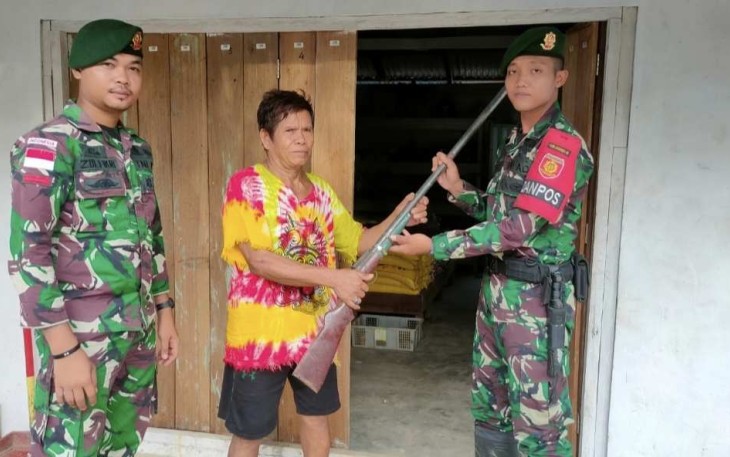 Penyerahan senpi rakitan warga perbatasan