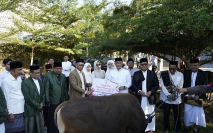 Pj Gubernur Sulbar Prof Zudan Arif Fakrulloh saat menyerahkan hewan qurban 