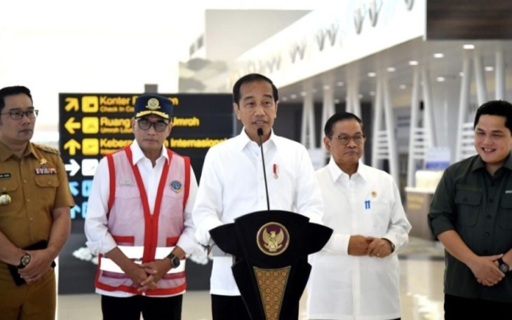Presiden Joko Widodo menyampaikan keterangannya usai meninjau langsung kegiatan dan fasilitas yang ada di bandara terbesar di Provinsi Jawa Barat, Selasa, 11 Juli 2023