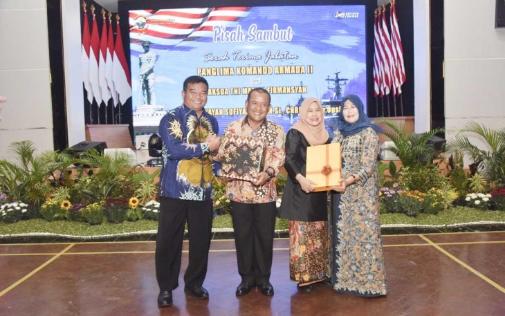 Danpuspenerbal Laksda TNI Imam Musani (batik biru) saat foto bersama pisah sambut Pangkoarmada II di Surabaya, Kamis (10/8)