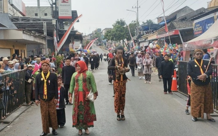 Kades Giripurno Suntoro bersama para warga masyarakat setempat, saat tengah mengikuti kegiatan acara karnaval di Desa Giripurno, Kecamatan Bumiaji, Kota Batu. Selasa (22/8)