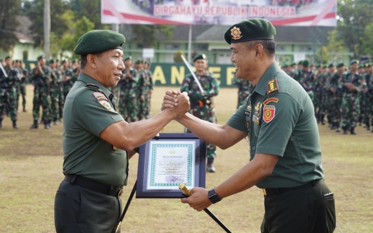 Pangdivif 2 Kostrad Mayjen TNI Haryanto saat memberikan piagam penghargaan Danmenarmed 2 Putra Yudha Kolonel Arm Joko Setiyo, di Madivif Kostrad, Malang, Senin (18/9) 