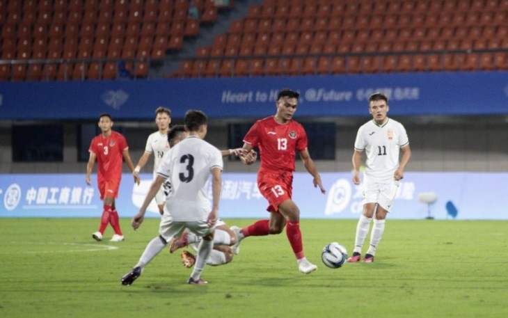 Tim U-24 Indonesia saat berhadapan dengan Kirgistan, di Zhejiang Normal University East Stadium Jinhua China, Selasa (19/9)