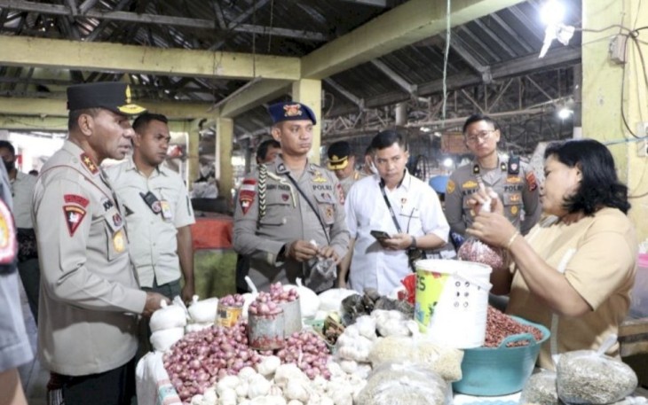 Kapolda NTT Irjen Pol Johni Asadoma saat berdialog dengan pedagang di Pasar Kasih Naikoten, Kota Kupang, Kamis (21/9)
