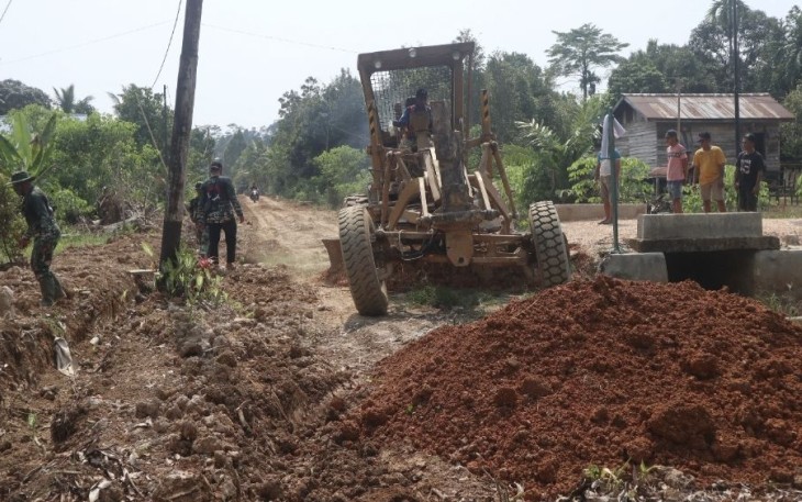 Sasaran fisik peningkatan badan jalan di Kampung Melati Jaya 