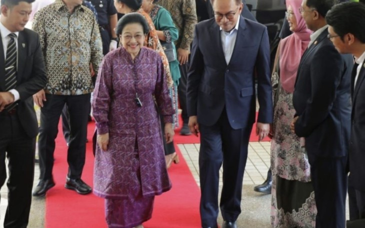 Megawati Soekarnoputri saat disambut PM Malaysia Anwar Ibrahim di Kuala Lumpur, Selasa (3/10)