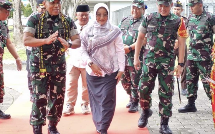 Dandim 0902/Berau Letkol Inf Dony Fatra bersama Bupati Berau Hj Sri Juniarsih Mas menyambut kedatangan Kasdam VI/Mlw Brigjen TNI Susilo, Rabu (18/10)
