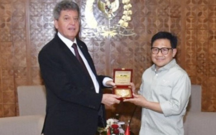 Wakil Ketua DPR RI Abdul Muhaimin Iskandar bertukar cinderamata Dubes Palestina di Gedung Nusantara III DPR RI, Senayan, Jakarta, Senin (23/10/23).