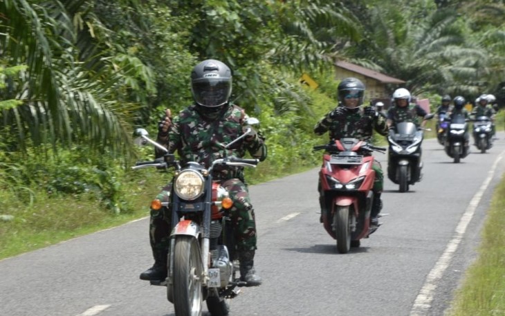 Danrem 023/KS Kolonel Inf Lukman Hakim kendarai sepeda motor sambangi wilayah teritorial Kodim 0211/TT, Selasa (31/10)