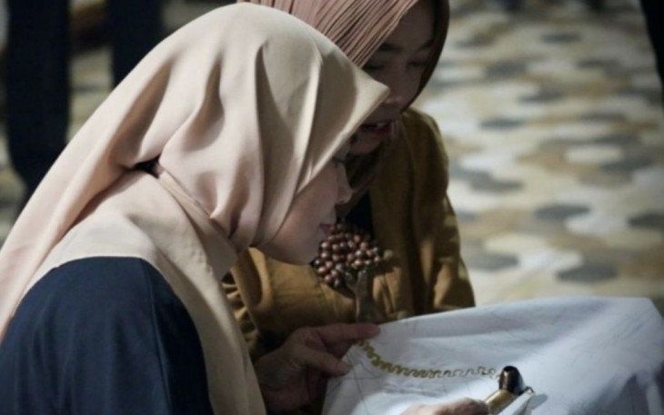 Siti Atikoh Supriyanti saat membatik di Semarang 