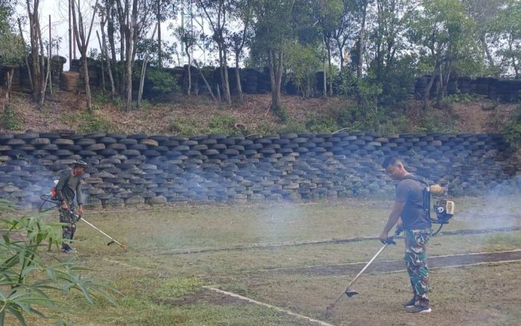 Rutin memotong rumput di Mako Korem 121/Abw