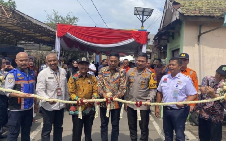 Kapolres Malang Kota Kombes Budi Hermanto saat meresmikan palang pintu KA