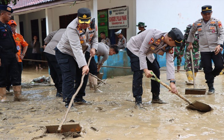 Kapolres Pagar Alam AKBP Erwin Irawan S.Ik beserta jajarannya saat ikut gotong royong membersihkan longsoran tanah yang menutupi jalan menuju SD 2 Negeri Pulau Pinang, Kecamatan Pulau Pinang Kabupaten Lahat, Jumat (10/03/2023).