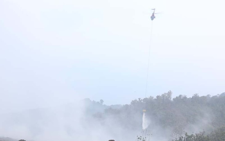 Helikopter Water Bombing saat Pemadaman Api di TPST Sarimukti 