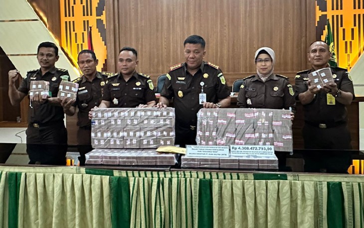 Kejari Kendari saat menerima pengembalian uang Rp4,3 Miliar , pada hari Senin 13 November 2023 pukul 13.30 Wita.