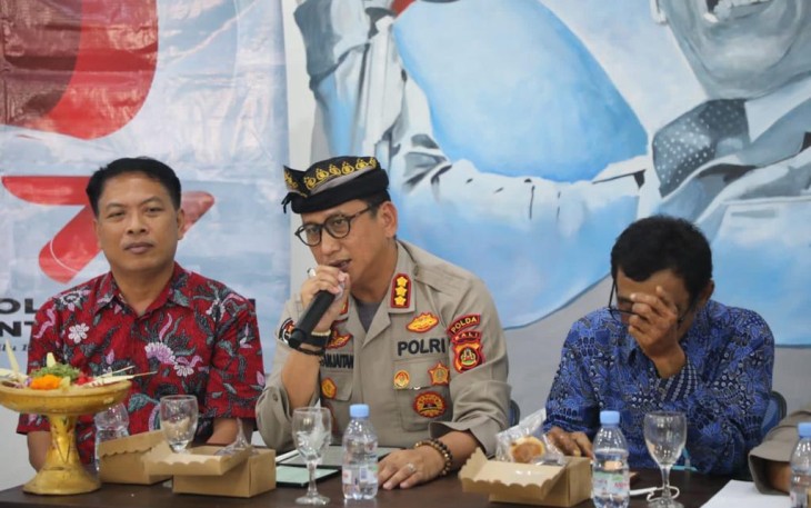 Kepala Bidang (Kabid) Humas Polri, Kombes Pol Jansen Avitus Panjaitan (tengah).