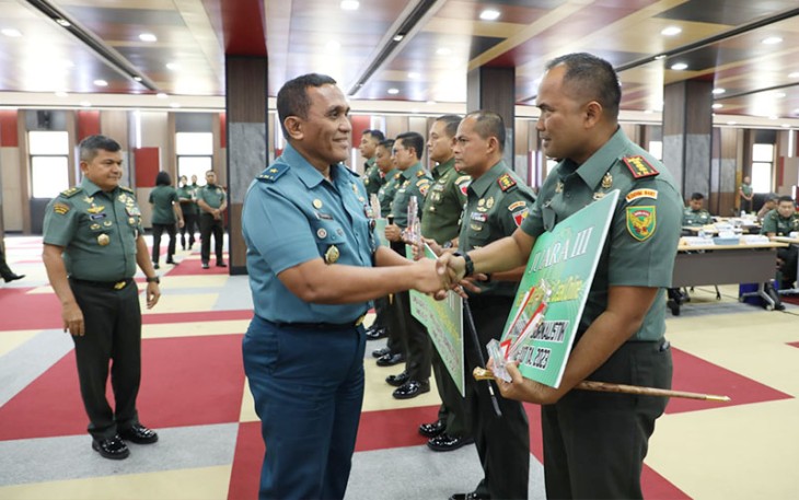 Dandim 0407/Kota Bengkulu Kolonel Kav Widodo Pujianto, S.H saat terima penghargaan, di Aula A.H. Nasution Markas Besar Angkatan Darat (Mabesad), Jakarta, Selasa (12/9/2023).