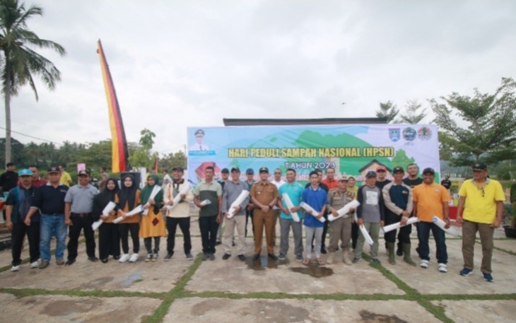Pj.Wali Kota Payakumbuh, Rida Ananda saat membuka secara resmi peringatan Hari Peduli Sampah Nasional (HPSN)2023 di BWS V Sungai Batang Agam.