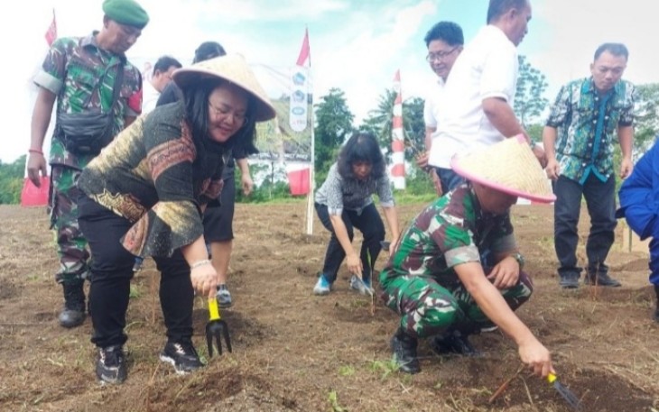 Dandim 1310/Bitung saat menanam bibit sereh wangi