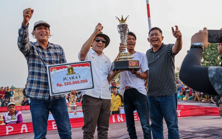 MenKopUKM Teten Masduki dalam acara Lomba Merpati Kolong Presiden Cup yang digelar di lapangan Desa Getaskerep, Kecamatan Talang, Kabupaten Tegal, Minggu (17/9).