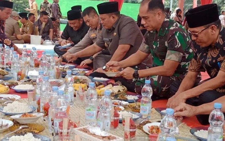 Seluma Bangkitkan Tradisi Makan Beidang