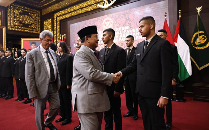 Kadet tersebut diserahterimakan secara langsung oleh Duta Besar Palestina yang mulia Dr. Zuhair S.M Al-Shun kepada Menhan Prabowo dan Rektor Unhan RI Mayjen TNI Jonni Mahroza, Rabu (8/11/2023).