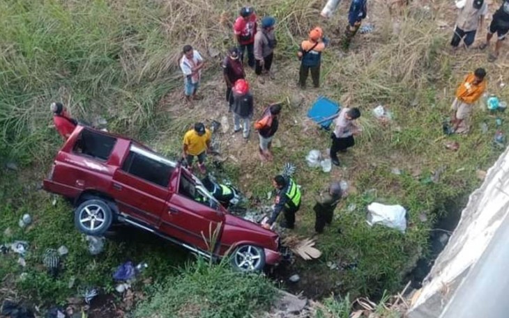 Mobil Isuzu Panther AD 8732 ZD  jatuh di dasar Jembatan Nongko, Kecamatan Polokarto, Kabupaten Sukoharjo, usai menabrak besi pembatas, Minggu (10/9/2023) pagi. Foto : Istimewa.