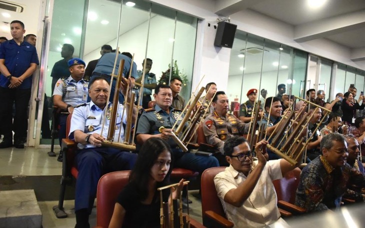 Panglima TNI Laksamana TNI Yudo Margono, S.E., M.M., saat berpartisipasi menyukseskan pemecahan rekor dunia atau Guinness World of Records (GWR) Angklung.