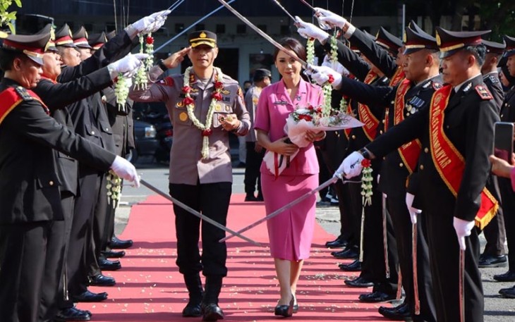 Penyambutan AKBP Jerrold Hendra Yosef Kumontoy sebagai Kapolres Karanganyar yang baru, beserta Ketua Cabang Bhayangkari Karanganyar Ny. Rissely Jerrold, di Mapolres Karanganyar, Sabtu (21/1/2023).