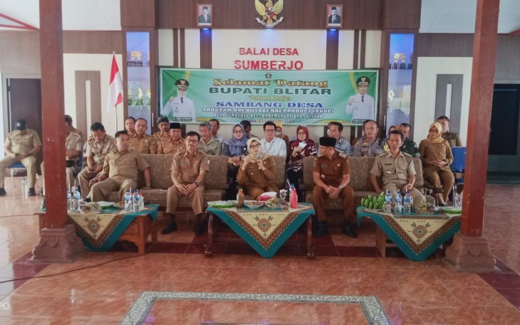 Bupati Blitar Rini Syarifah dalam Kegiatan OVOP di Desa Sumberjo, Kecamatan Kademangan, Selasa (21/2/2023).
