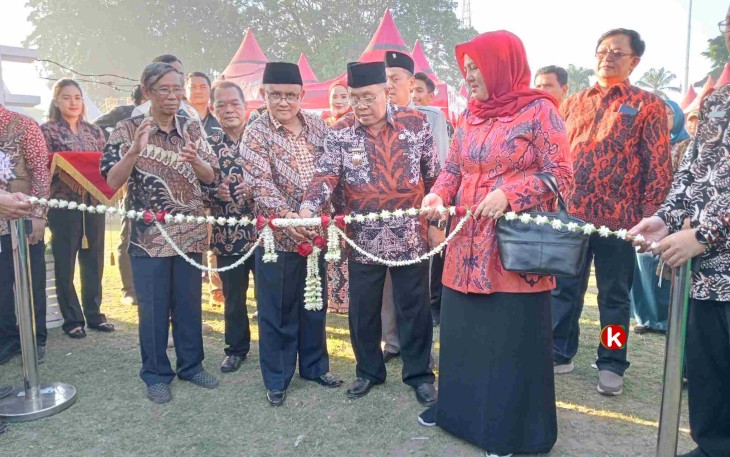 Walikota Blitar Santoso Gunting Tali Bunga Sebagai Tanda Dibukanya Pasar Rakyat Koperasi dan UMKM dalam rangka Memperingati Hari Koperasi Indonesia ke-76. (Foto : Faisal NR / Klikwarta.com)