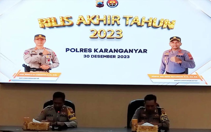 Wakapolres Kompol M. Rikha Zulkarnain (kiri) memimpin kegiatan Rilis Akhir Tahun 2023 Polres Karanganyar, Sabtu (30/12/2023), di Aula Wira Pratama I Mapolres setempat.
