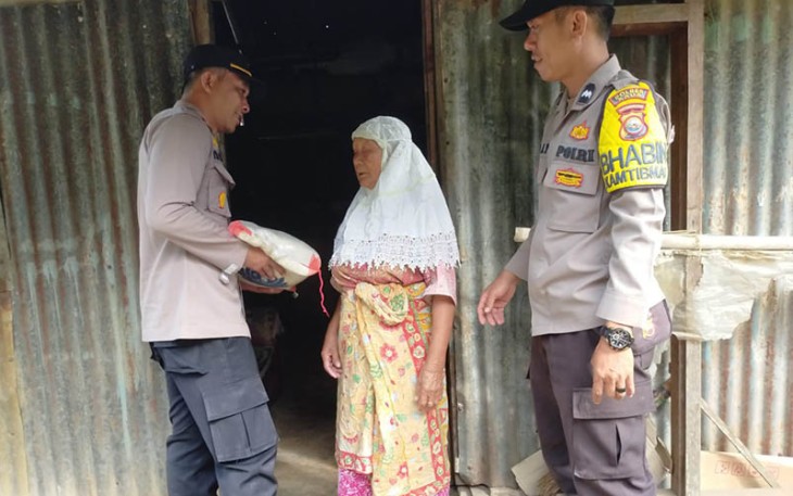 Polsek Kaur Selatan saat Salurkan Bantuan Sembako Kepada Warga