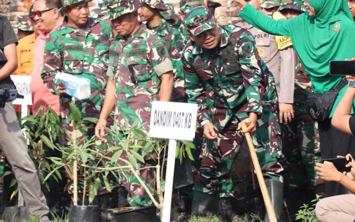 Komandan Kodim 0407 Kota Bengkulu, Kolonel Kav Widodo Pujianto, S.H saat melakukan penanaman pohon, Jumat (08/12/2023).