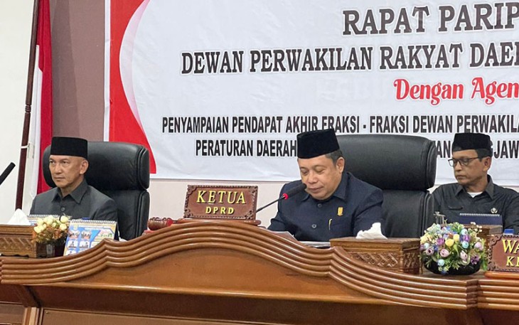 Ketua DPRD Natuna Daeng Amhar di dampingi oleh Wakil ketua l DPRD Natuna saat Pimpin Rapat Paripurna Tentang LPP APBD TA. 2022 