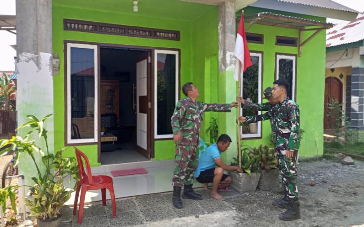 Salah satu warga Betungan saat Pemasangan Bendera Merah Putih 