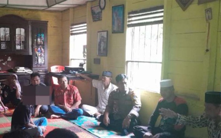 Para tokoh Agama, Adat, dan Masyarakat, beserta warga desa bermusyawarah. Dan, dari hasil musyawarah, para Tokoh dan masyarakat mengambil kesepakatan bersama bahwa pasangan tak sah yang melakukan aib tersebut keluar dari kemasyarakatan di desa yang ada di Paluta itu.