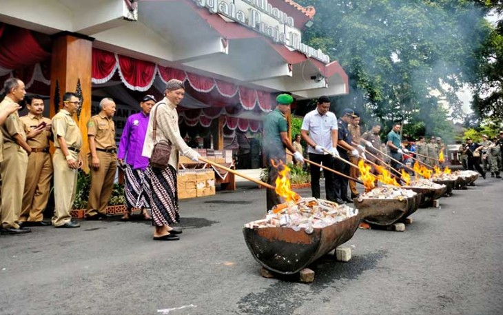 Forkopimda Kabupaten Trenggalek, Satpol PP bersama Kantor Pelayanan dan Pengawasan Bea Cukai Tipe Madya Pabean C Blitar, saat pemusnahan barang bukti Barang Kena Cukai di halaman Pendapa Manggala Praja Nugraha, Selasa (5/12/2023).