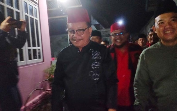 Walikota Bitung menggunakan peci merah saat berkeliling membangunkan sahur warga