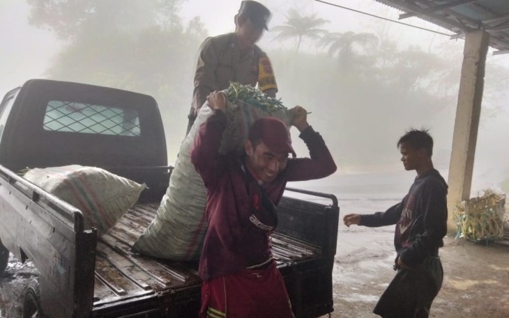 Selain Sambang, Bhabinkamtibmas Tak Sungkan Membantu Warga 
