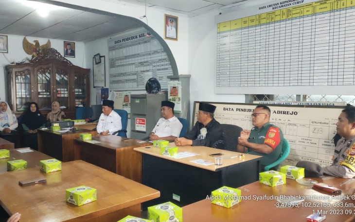 Tingkatkan Sinergi, Bhabinkamtibmas Hadiri Pisah Sambut Lurah Adirejo
