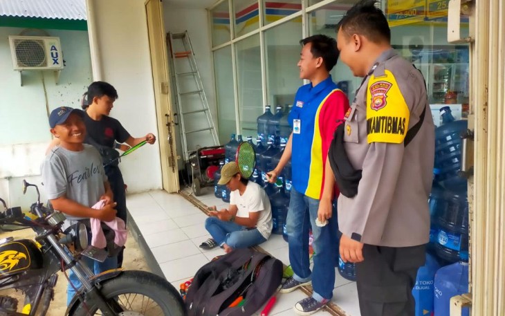 Bhabinkamtibmas Polsek Pino Sambangi Mini Market, Ajak Jaga Kamtibmas