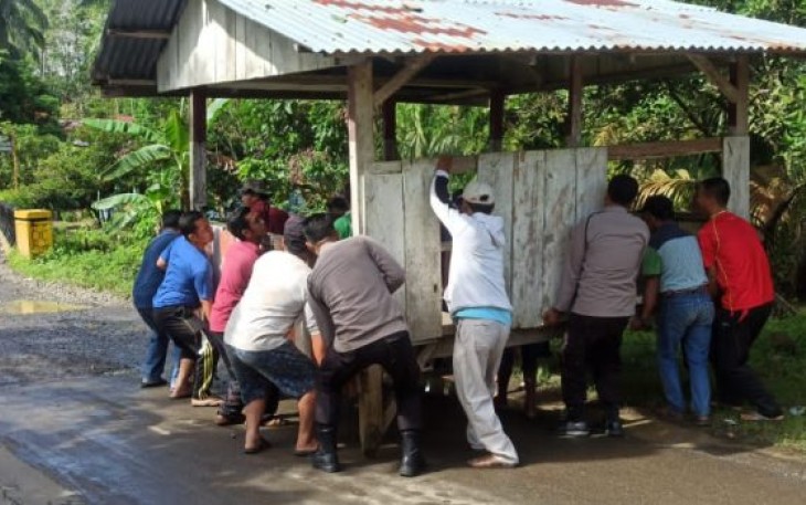 Kapolsek Kerkap dan Warga Bergotong Royong Pindahkan Pos Kamling