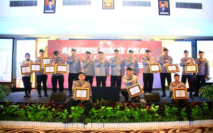 Penghargaan Kadiv Humas Pada Saat Rakernis Humas Polri