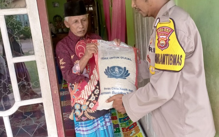 Polsek Lubuk Pinang Salurkan Beras ke Warga Kurang Mampu