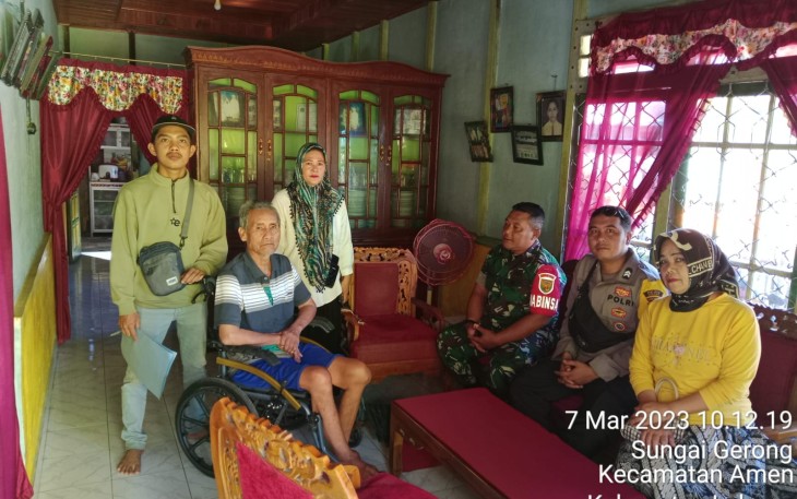 Bhabinkamtibmas Saat Ikut Pendataan BLT DD