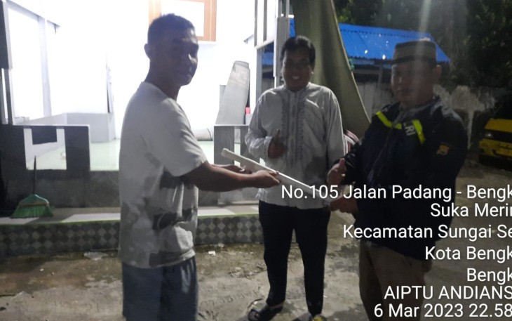 Sambang Pos Ronda, Bhabinkamtibmas Polsek Teluk Segara Berikan Pentungan