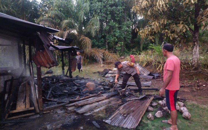 Personel Polsek Giri Mulya Saat Bantu Padamkan Rumah Warga Yang Kebakaran
