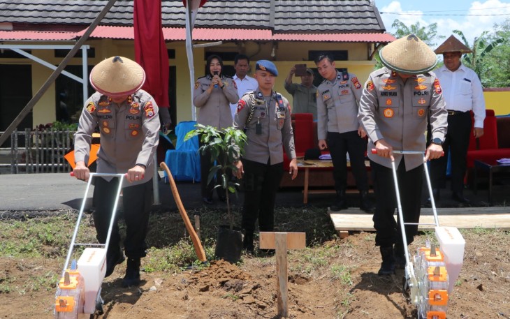 Kapolda Tanam Bibit Jagung dan Pohon Didepan Aspol Polres Lebong