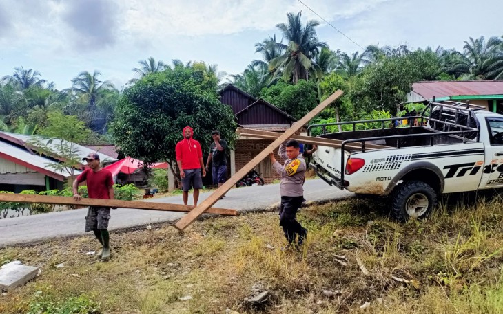 Polsek Giri Mulya Dan Komunitas Trail Salurkan Bantuan Korban Kebakaran